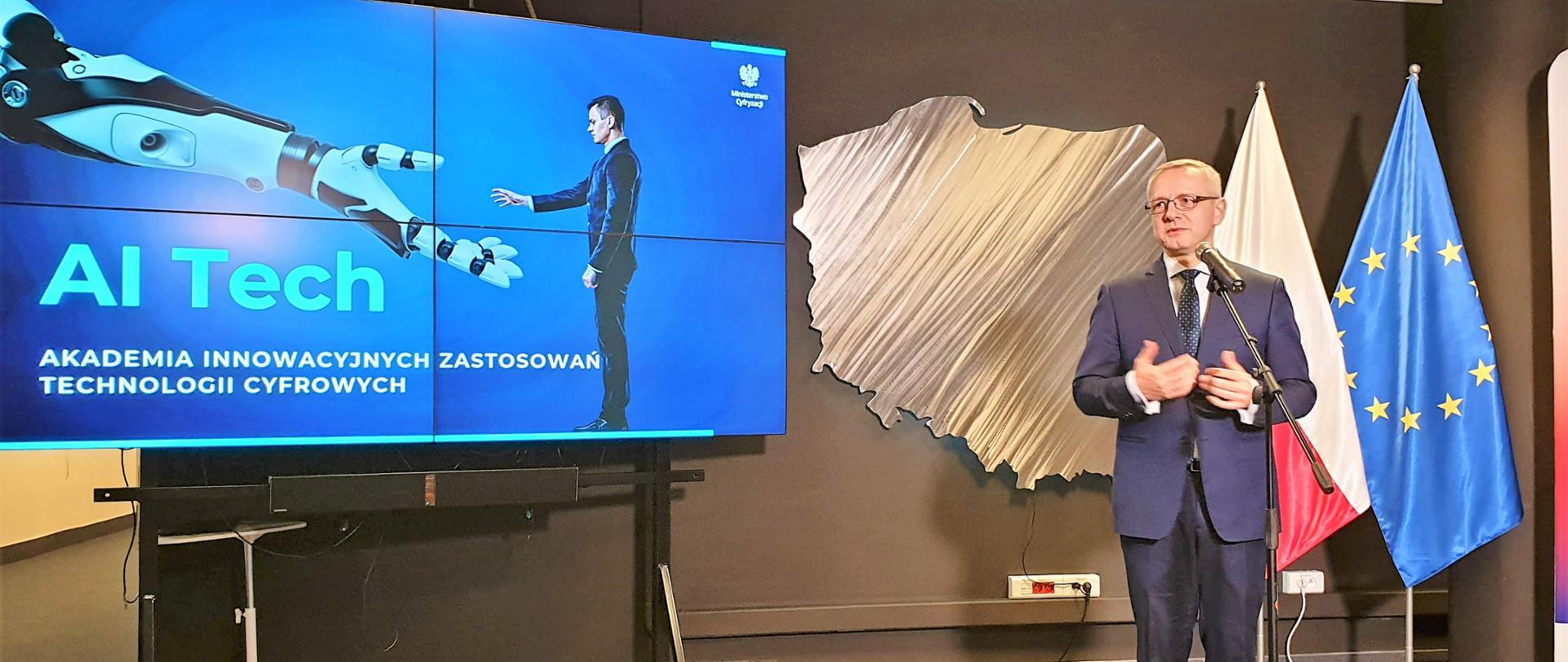 Minister Marek Zagórski przemawia do uczestników konferencji.