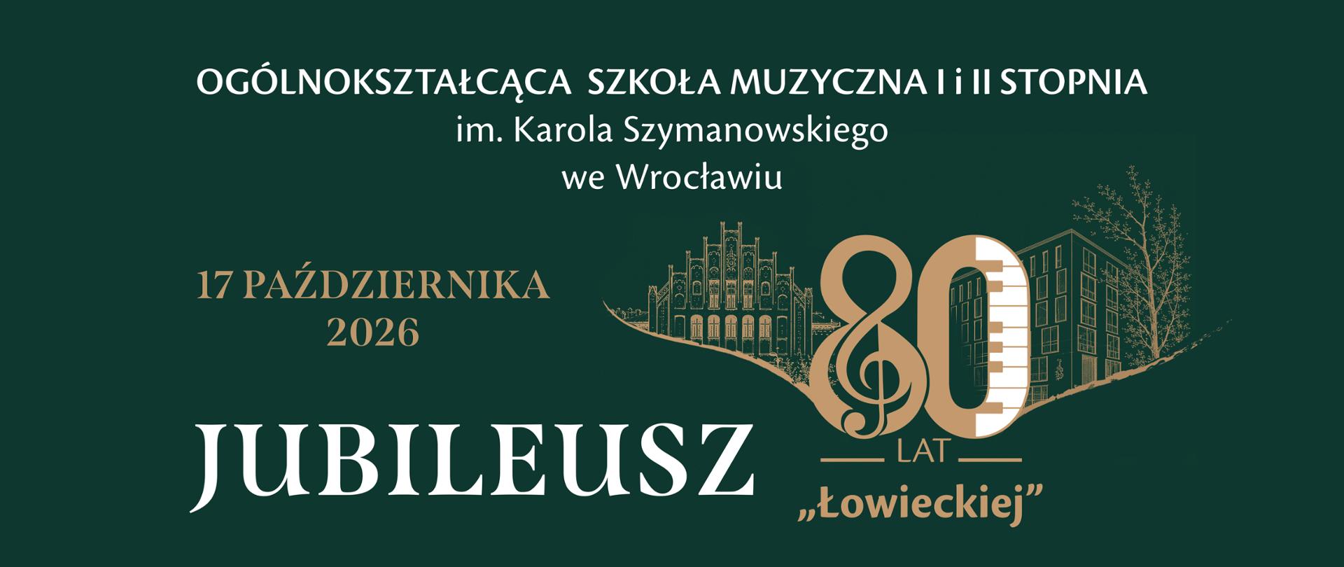 szyld w kolorze ciemnej zieleni zapowiadający Jubileusz 80- leci szkoły. Zawiera logo szkoły, grafikę budynku szkoły i napis 80 lat Łowieckiej"
