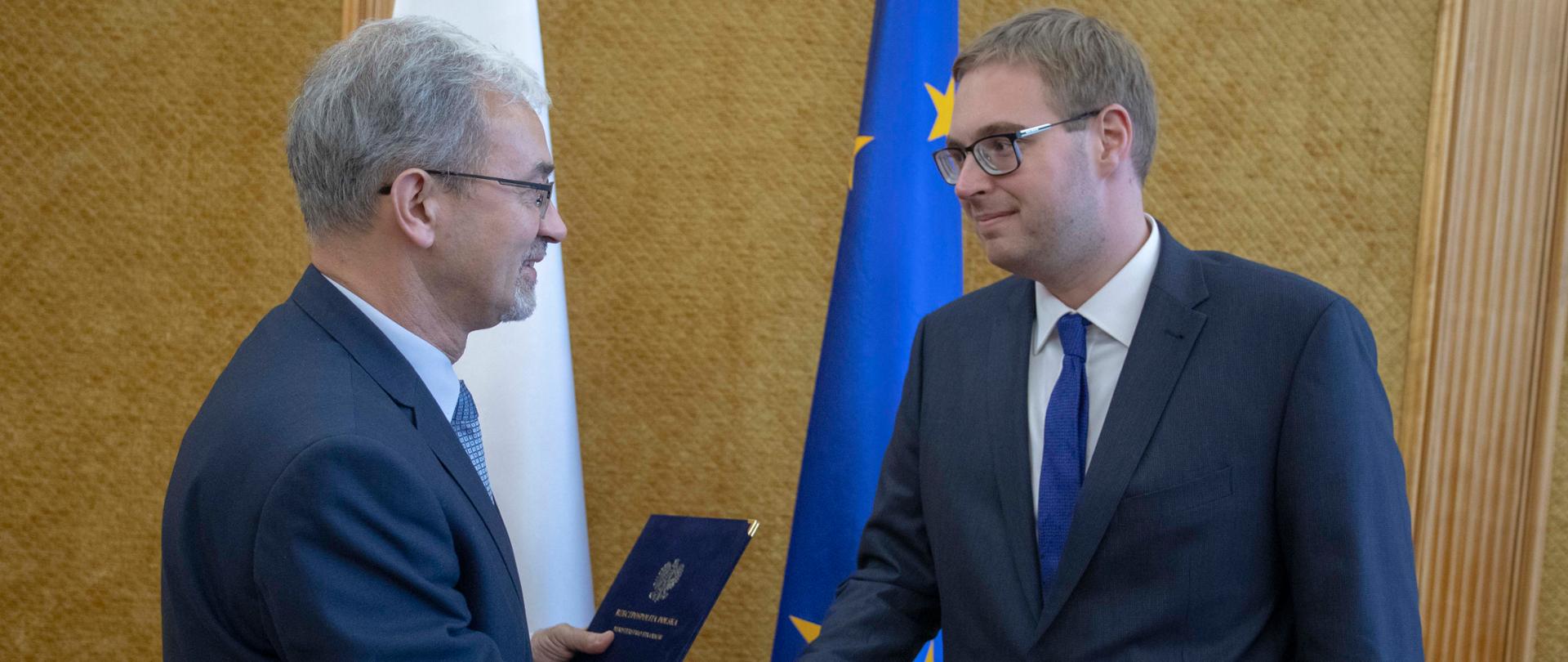 Minister Jerzy Kwieciński gratuluje Janowi Sarnowskiemu