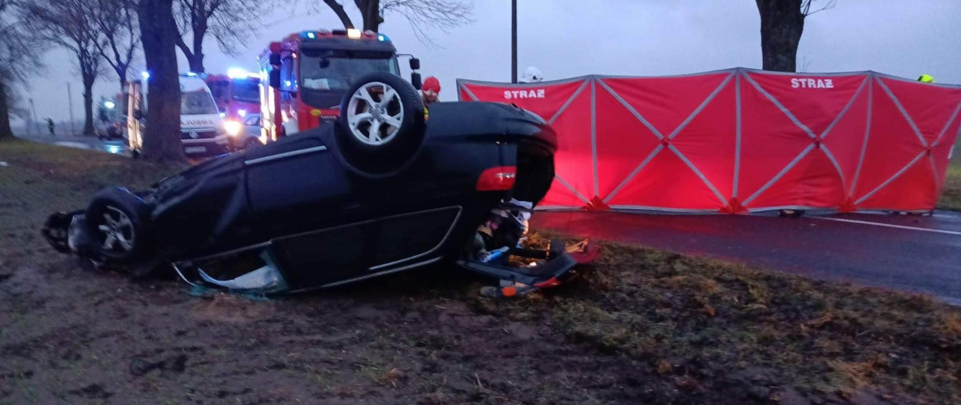 pojazd leżący na dachu