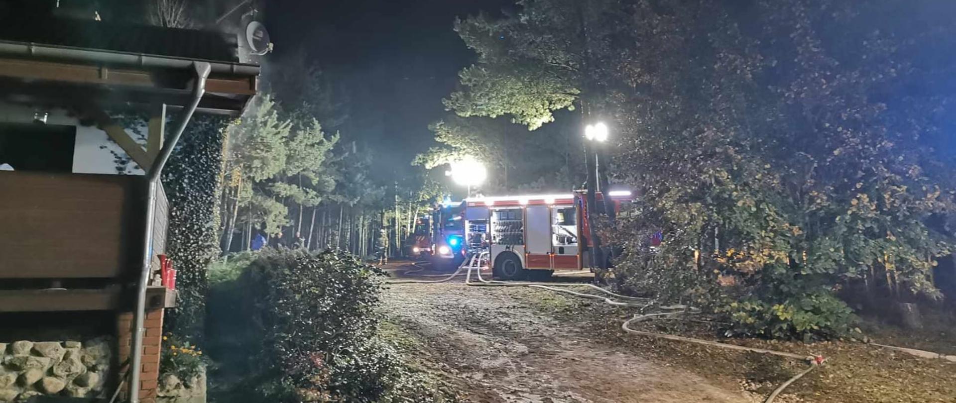 Jednostki Straży Pożarnej podczas działań gaśniczych.