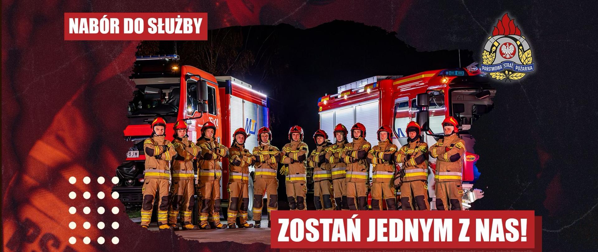 Grafika przedstawiająca dwunastu strażaków w szeregu pozujących w ubraniach specjalnych na tle pojazdów pożarniczych.