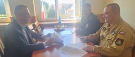 Na zdjęciu Komendant Powiatowy PSP w Złotowie oraz Wójt Gminy Tarnówka