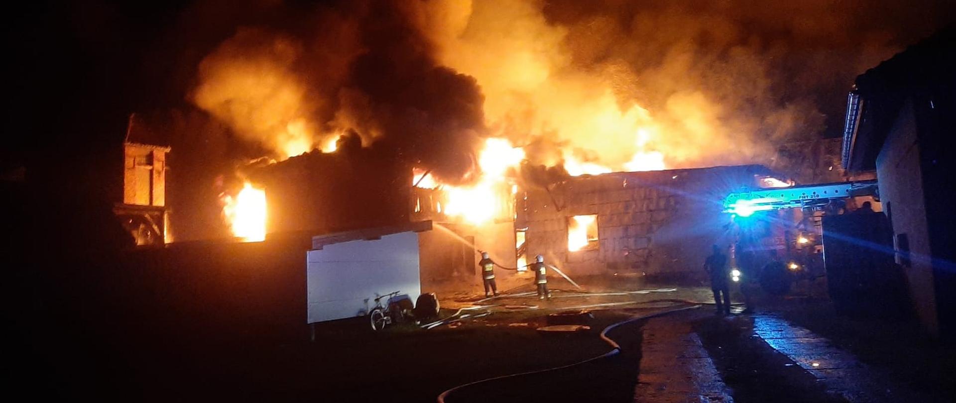 Palący się zakład produkujący pellet w Popowie. Strażacy prowadzący działania ratowniczo - gaśnicze. 