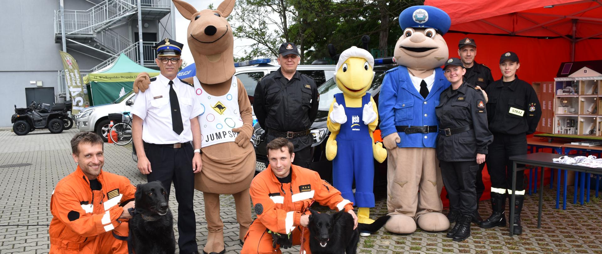 Na zdjęciu maskotki imprezy strażacy KP PSP Śrem oraz JRG 4 z psami ratowniczymi 