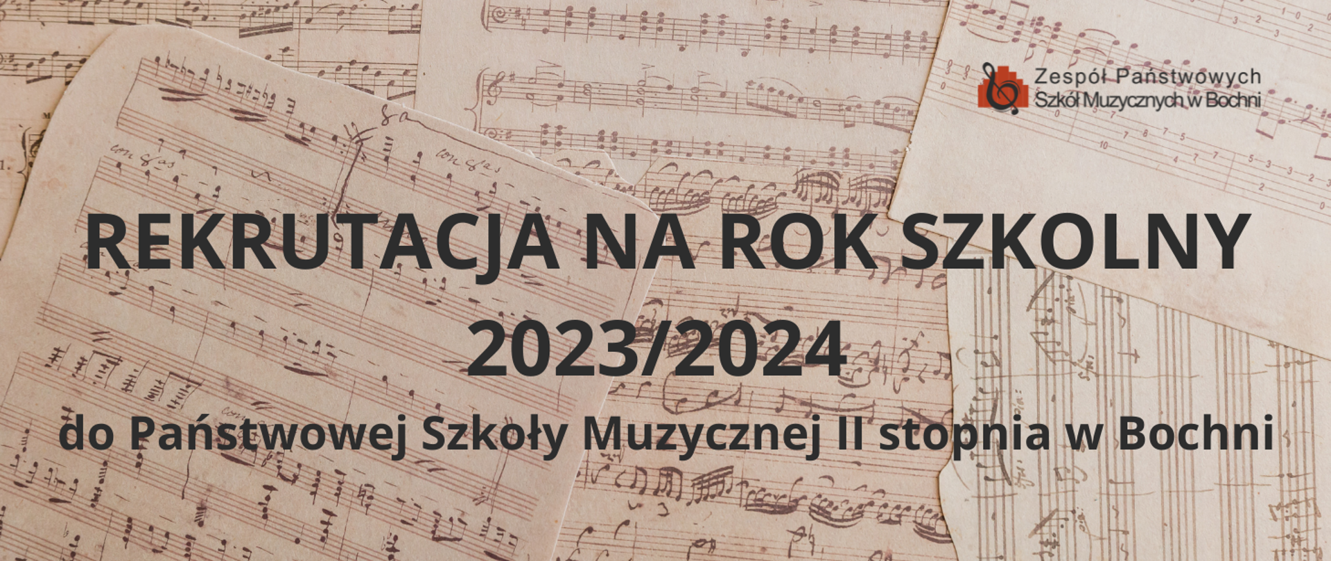 W prawym górny rogu logo ZPSM w Bochni. Na środku napis drukowanymi czarnymi literami w 3 rzędach: „REKRUTACJA NA ROK SZKOLNY 2023/2024 do Państwowej Szkoły Muzycznej II stopnia w Bochni” Tło w kolorze brązowym zawiera elementy zapisu nutowego.