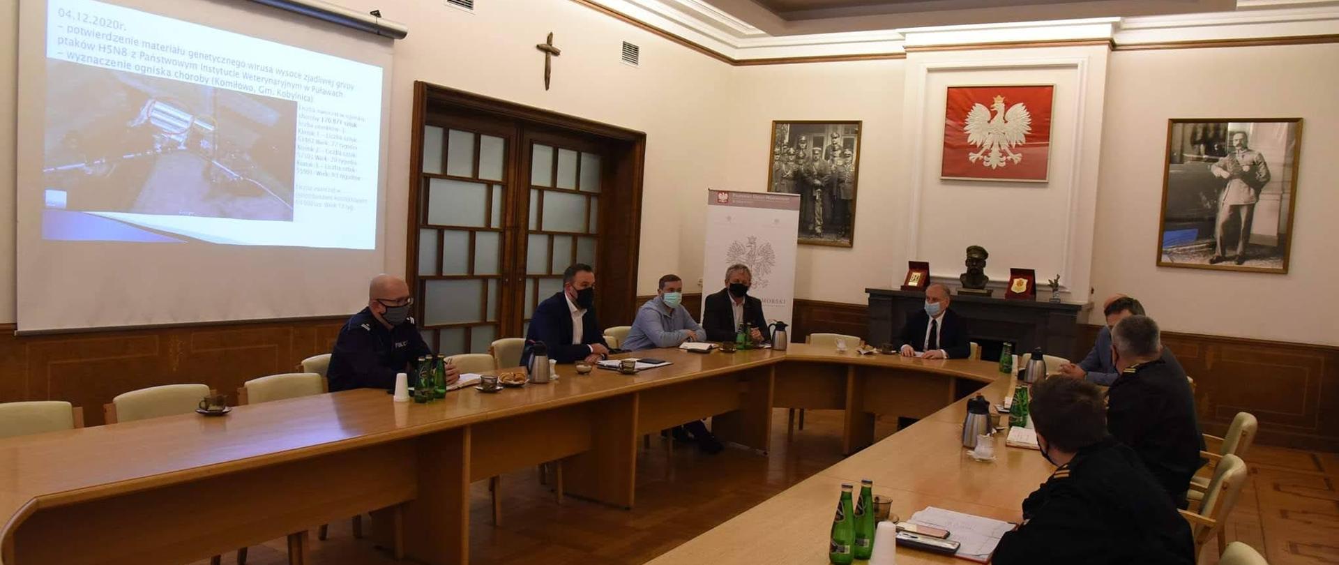 Zdjęcie przedstawia poszczególne służby oraz inspekcje podczas posiedzenia zespołu zarządzania kryzysowego - wystąpienie wirusa ptasiej grypy. 