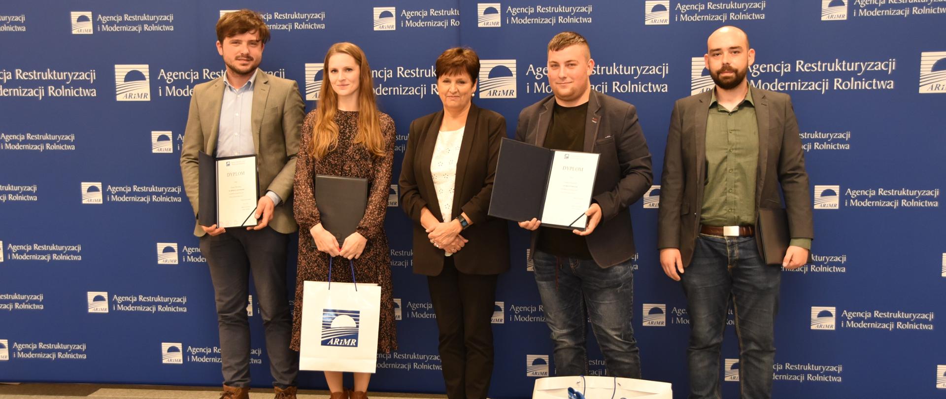Nagrodzeni z Haliną Szymańską - Prezes ARiMR