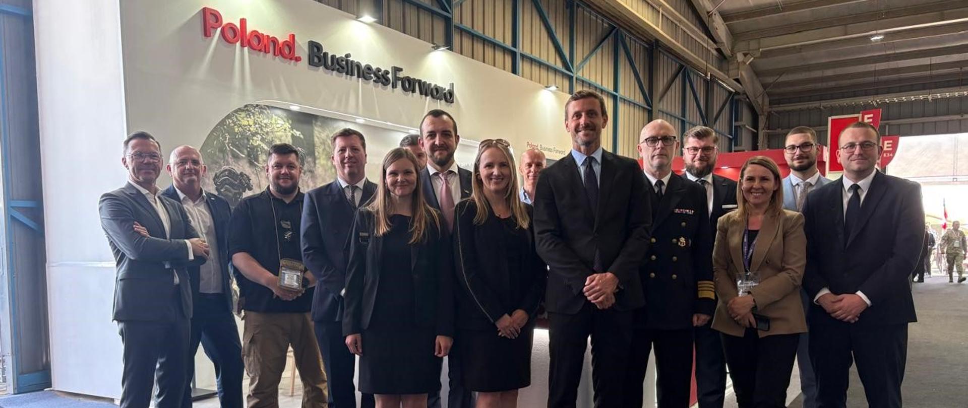 Feria Internacional del Aire y del Espacio, el stand polaco, representantes de empresas polacas junto con Encargado de negocios a.i. Michał Świetlik 