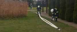 Podczas zaliczenia kursu podstawowego troje strażaków z ochotniczej straży pożarnej zwija węże pożarnicze. Zaliczenie odbywa się na terenie Komendy Powiatowej Państwowej Straży Pożarnej w Rypinie.