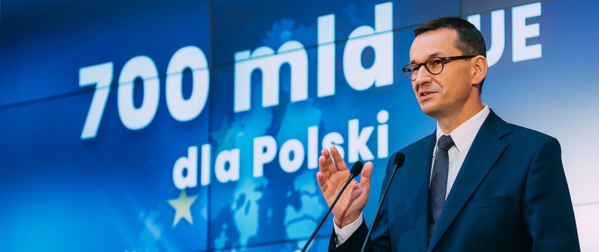 Premier Mateusz Morawiecki podczas konferencji prasowej.