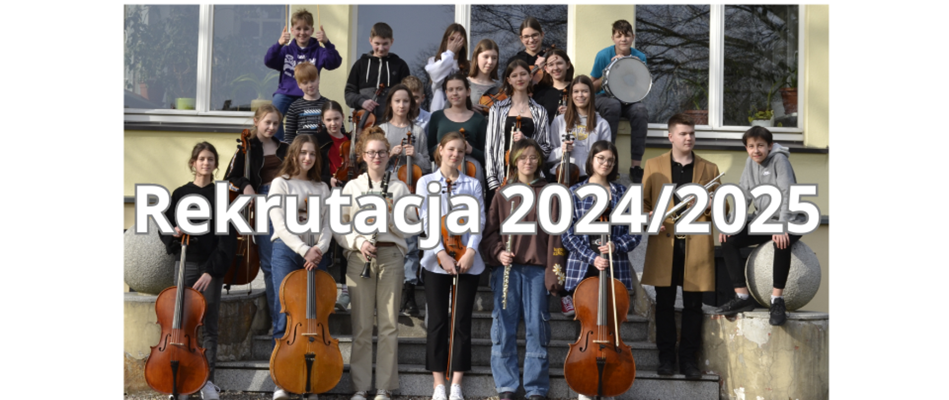 Zdjęcie kolorowe. Grupa uczniów z instrumentami na tle budynku szkoły. Na pierwszym planie biały napis o treści "Rekrutacja 2024/2025".