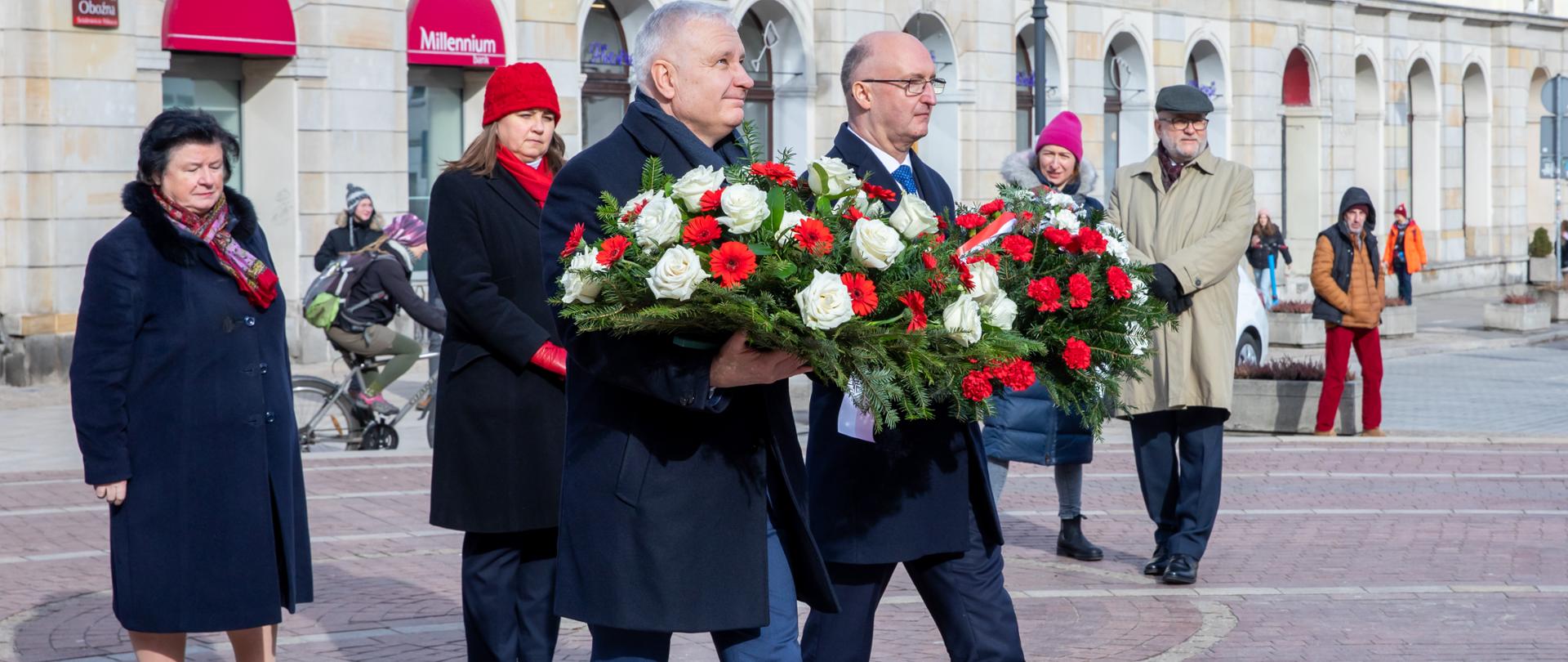 Deputy Minister Piotr Wawrzyk laid flowers at the Nicolaus Copernicus Monument to commemorate the 550th anniversary of the astronomer’s birth.