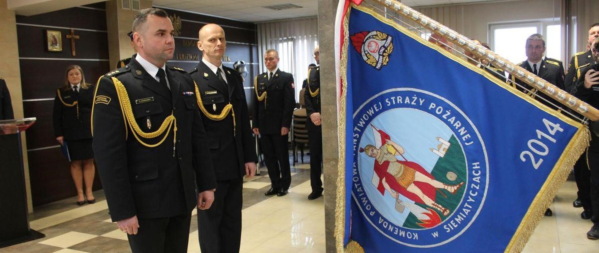 Zdający i przyjmujący obowiązki Komendanta Powiatowego PSP