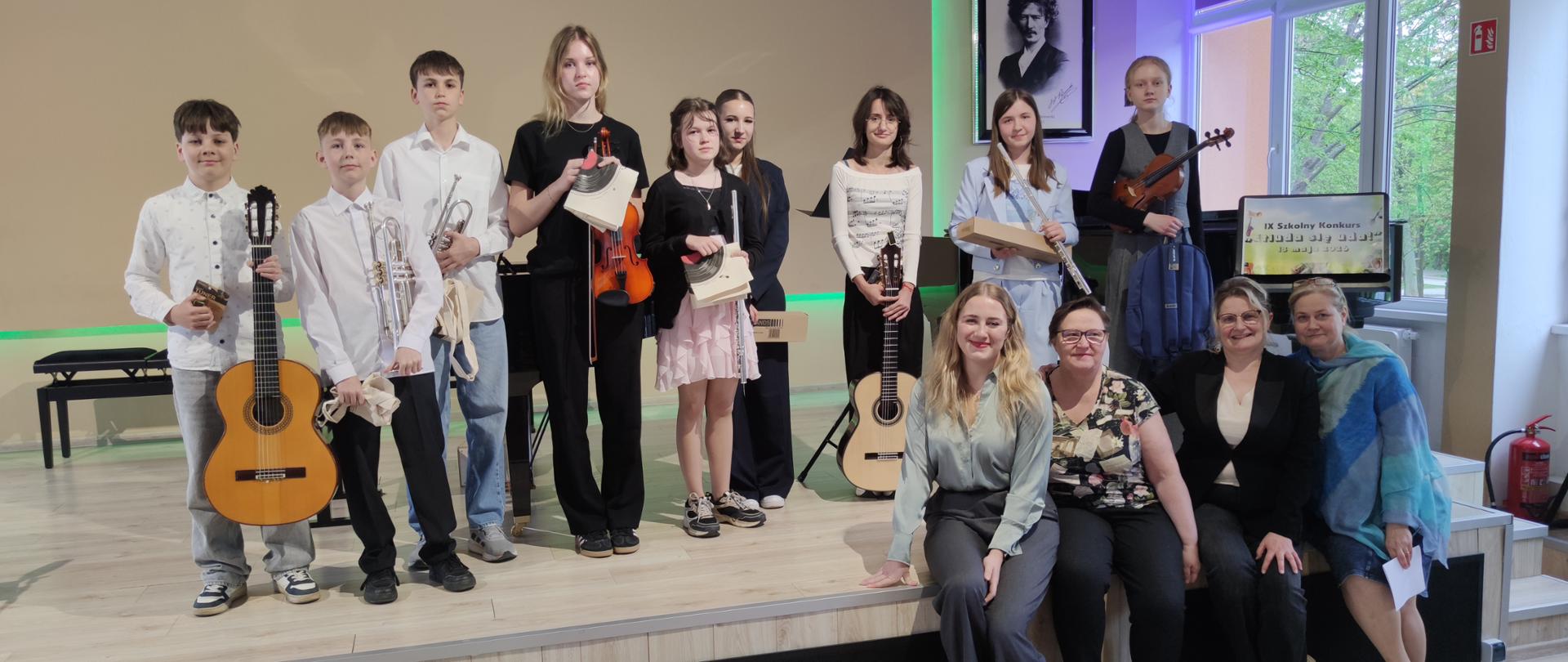 na scenie uczestnicy konkursu i jury