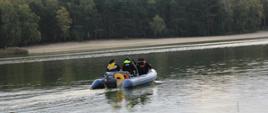 Jezioro po którym płynie motorówka typu RIB z instruktorem i strażakami na pokładzie