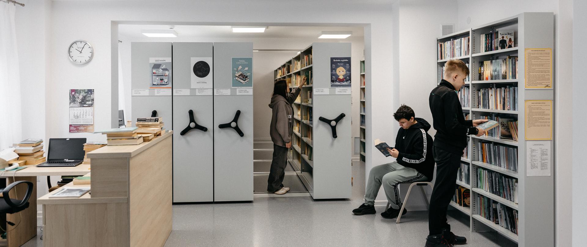 regały, książki, biurko, uczniowie