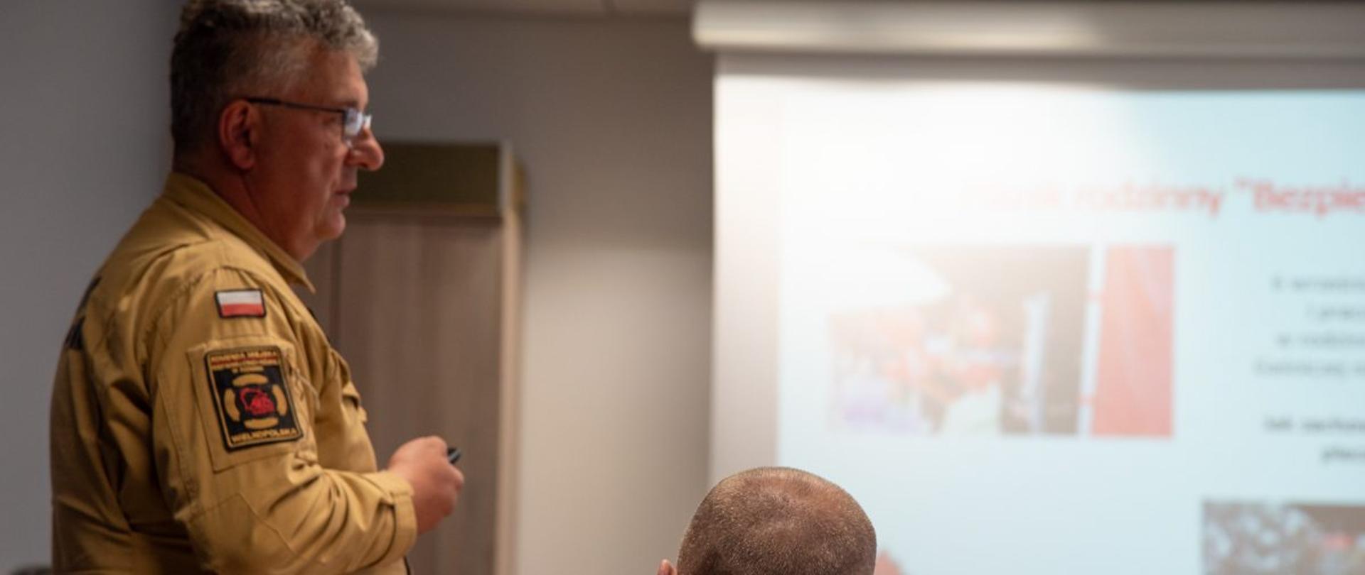 Prezentacja dotycząca bezpieczeństwa i działań ratowniczych prowadzona przez Komendanta Miejskiego PSP podczas spotkania delegacji.