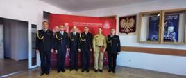 Zdjęcie grupowe nowoprzyjętego strażaka oraz awansowanych strażaków z Komendantem Powiatowym PSP w Lwówku Śląskim i Dowódcą Jednostki Ratowniczo-Gaśniczej