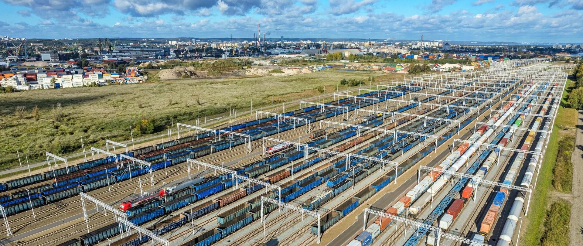 Ministrowie Piotr Malepszak oraz Jacek Karnowski wzięli udział w konferencji dot. integracji transportu kolejowego z logistyką portową.