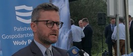 Podsekretarz Stanu w MGMiŻŚ Grzegorz Witkowski odpowiada na pytania dziennikarzy podczas uroczystego odbioru obwałowań rzeki Ropy
