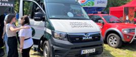 Inspektorzy transportu drogowego z Piły zaprezentowali publiczności swój wóz patrolowy w czasie trwania projektu Mobilnej Strefy Zdrowia w tym mieście