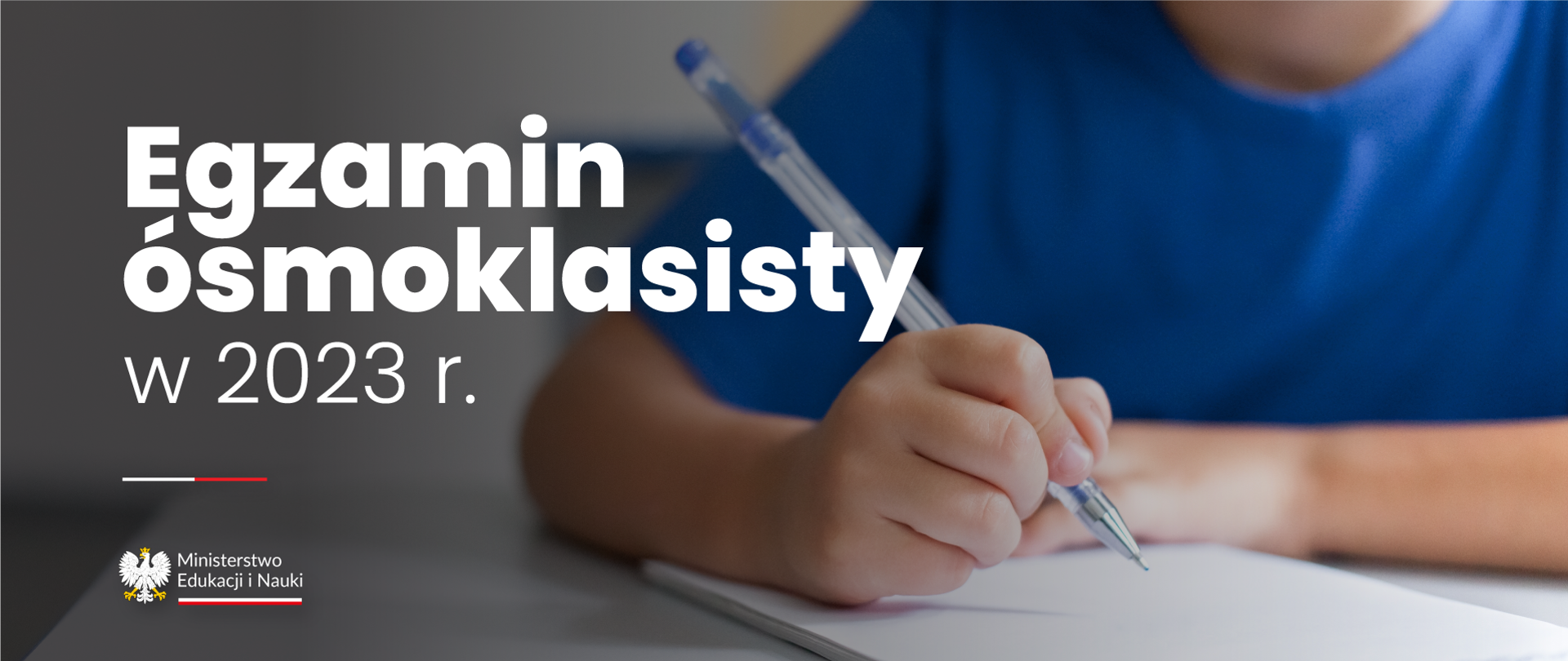 Napis Egzamin ósmoklasisty w 2023 r. W tle dziecko ubrane w niebieską koszulkę, siedzące przy ławce i trzymające długopis w ręku. 