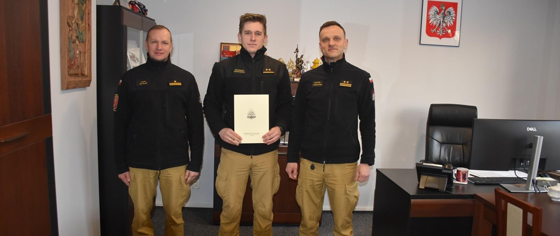 Awansowany z kierownictwem komendy. 