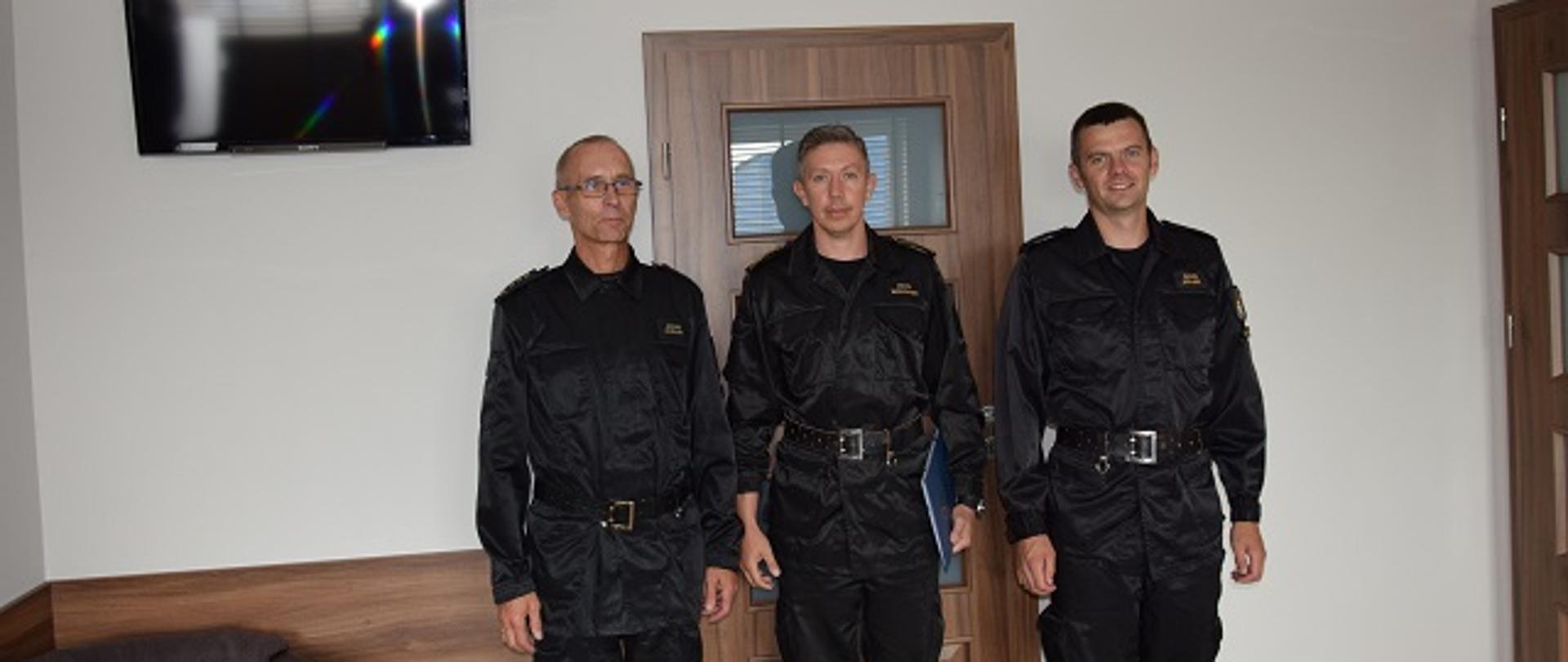 Komendant powiatowy PSP w Wąbrzeźnie st.bryg. Janusz Woźniak, z-ca naczelnika wydziału kpt. Dawid Krajnik oraz mł.asp. Piotrowi Witkowskiemu.
