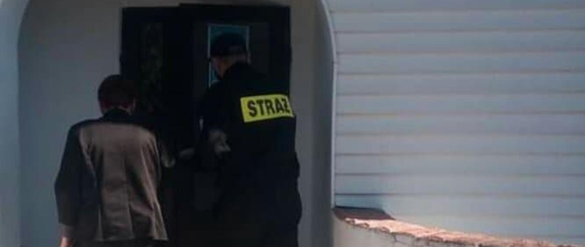 Strażak OSP Krynki doprowadza kobietę do punktu szczepień w Stykowie