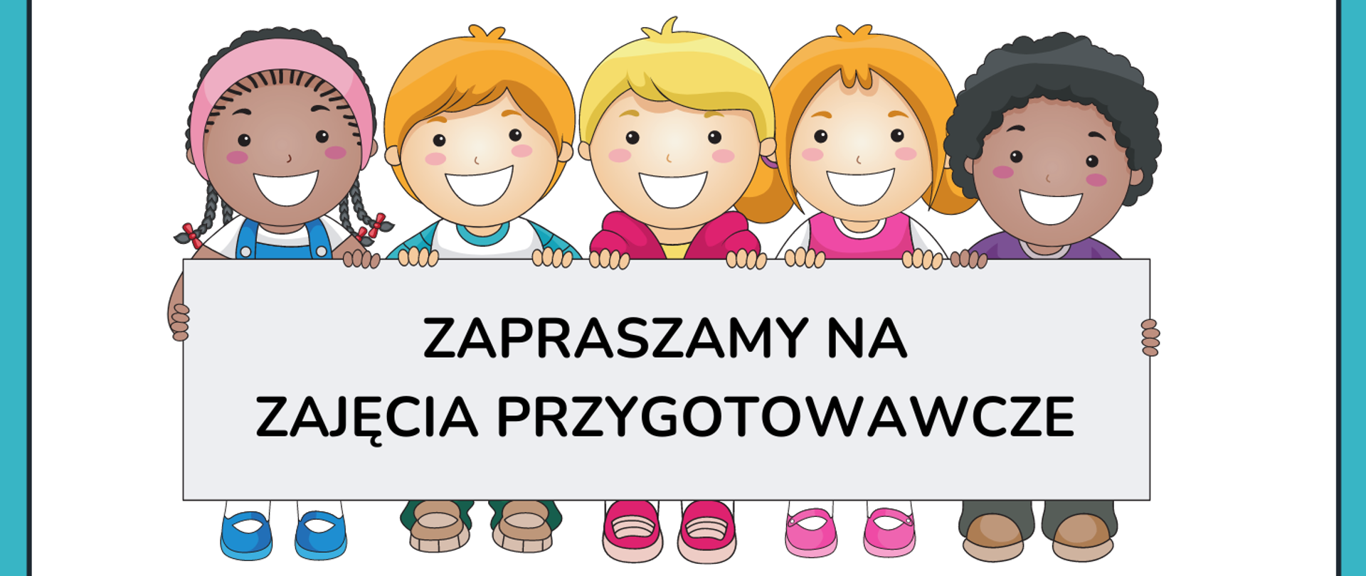 Tło obrazka w kolorze biały. Po bokach niebieski pasek z góry na dół. W centralnej części grupa uśmiechniętych dzieci, które trzymają tablicę z czarnym napisem: "zapraszamy na zajęcia przygotowawcze".