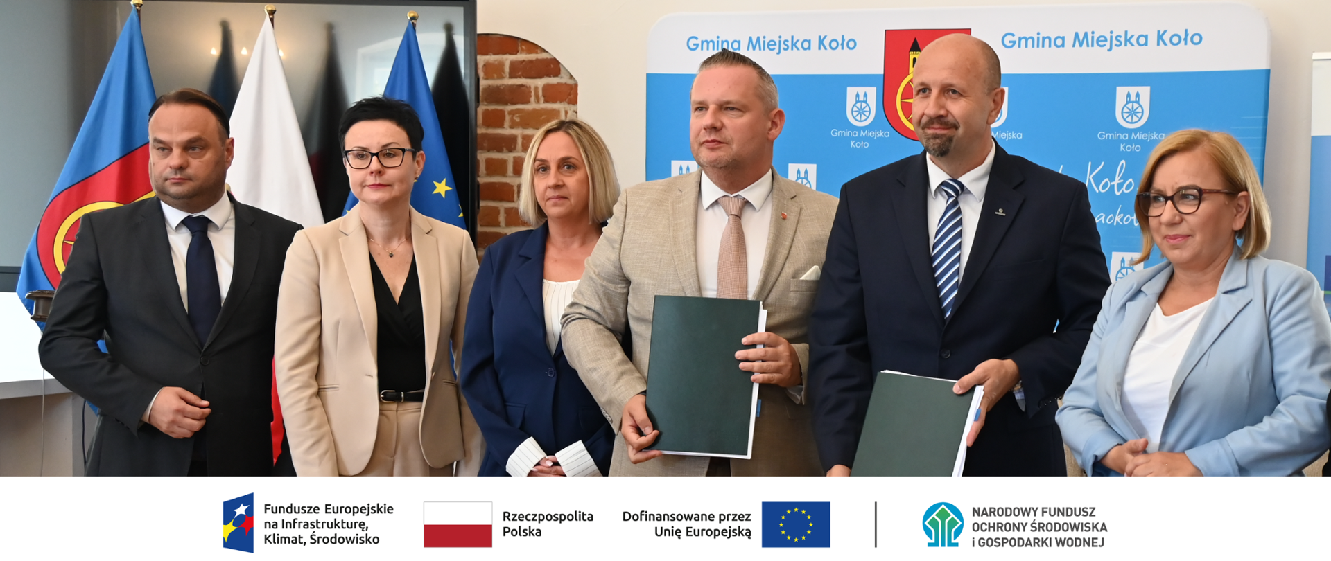 Na zdjęciu od lewej: Mariusz Hanefeld przewodniczący Rady Miejskiej Koła, Monika Ciesielska zastępca burmistrza Koła, Mariola Makowska skarbnik Koła; dr Krzysztof Witkowski – burmistrz Koła, Robert Gajda zastępca prezesa zarządu NFOŚiGW , Paulina Hennig-Kloska ministra Klimatu i Środowiska