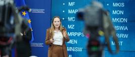 Minister funduszy i polityki regionalnej Katarzyna Pełczyńska-Nałęcz, za jej plecami ekran z grafiką informującą o współpracy MFiPR z innymi resortami 