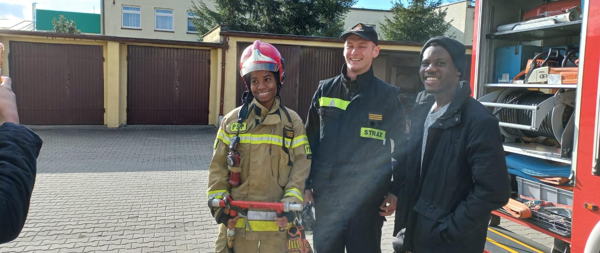 Na zdjęciu widać studentów z zagranicy oraz funkcjonariuszy PSP podczas pokazów sprzętu 