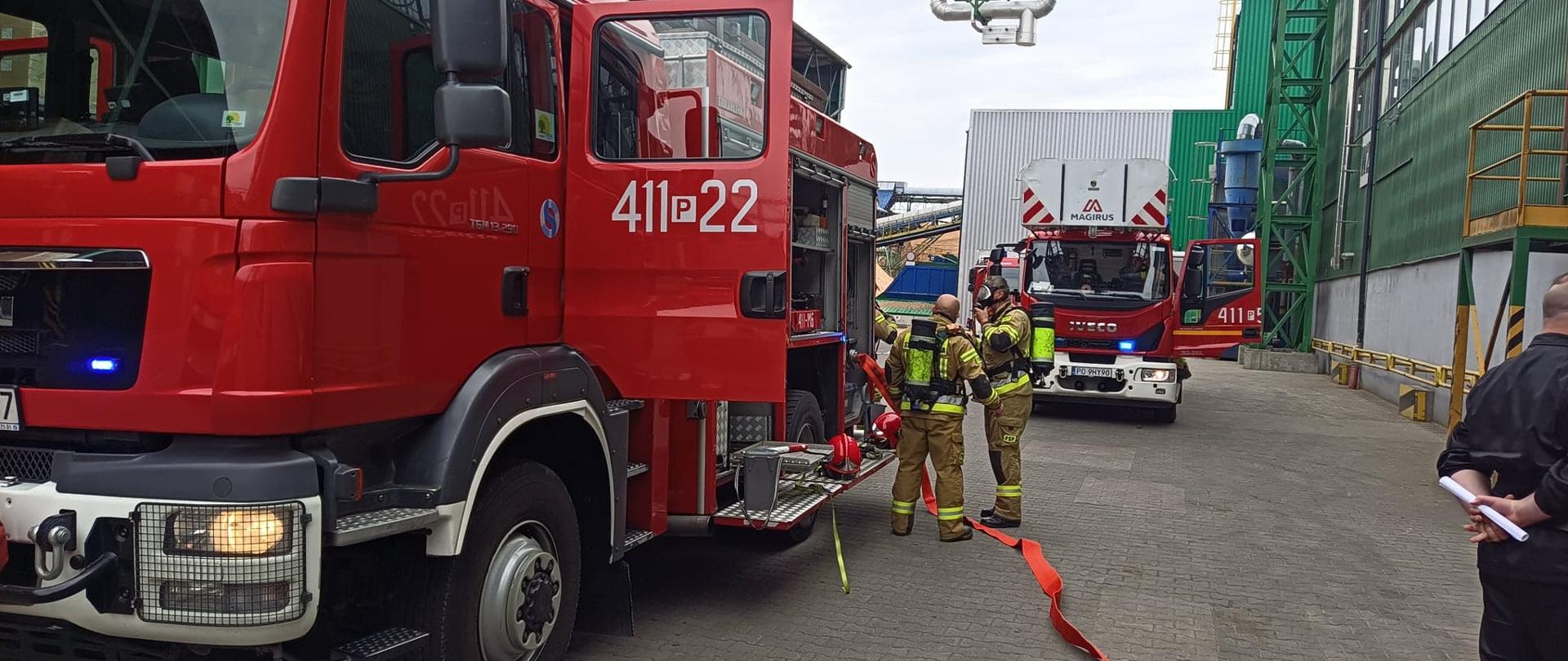 Strażacy na zakładzie produkcyjnym