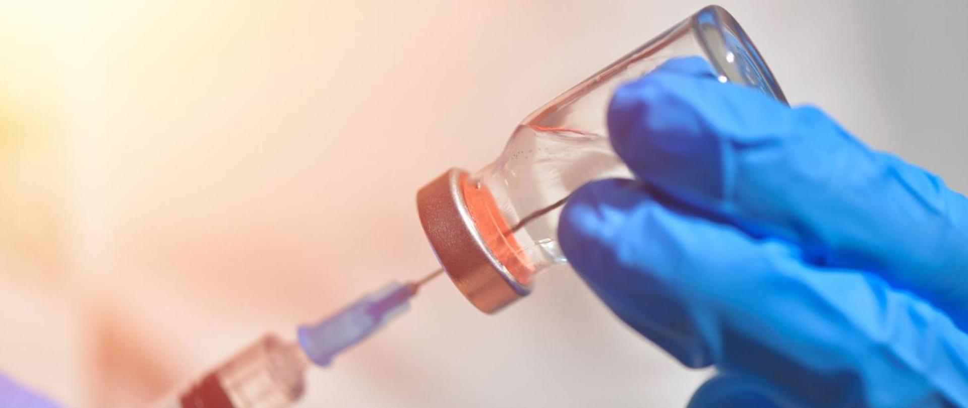 Zdjęcie przedstawiające szczepionkę ilustrujące artykuł "Od 10 maja ułatwienia w punktach szczepień dla osób z niepełnosprawnościami"