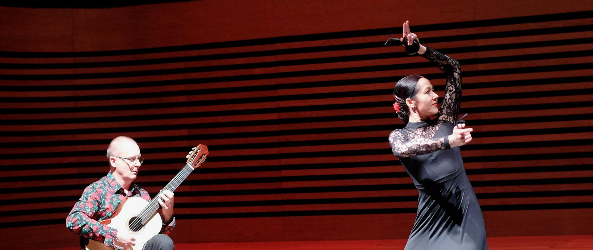Muzyk grający na gitarze i tancerka tańcząca flamenco na scenie sali koncertowej PSM