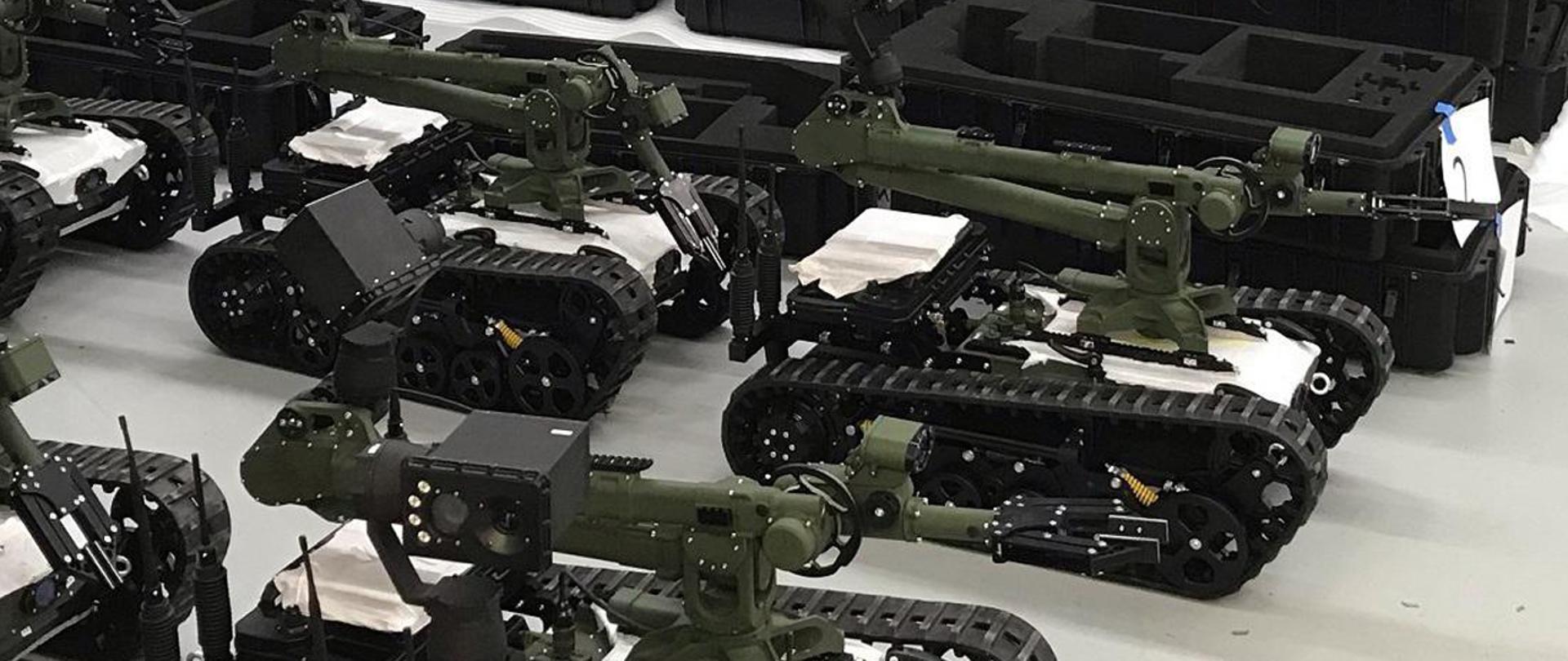 Roboty Patrolowo-Przenośne dla Sił Zbrojnych RP widoczne w pomieszczeniu magazynowym.