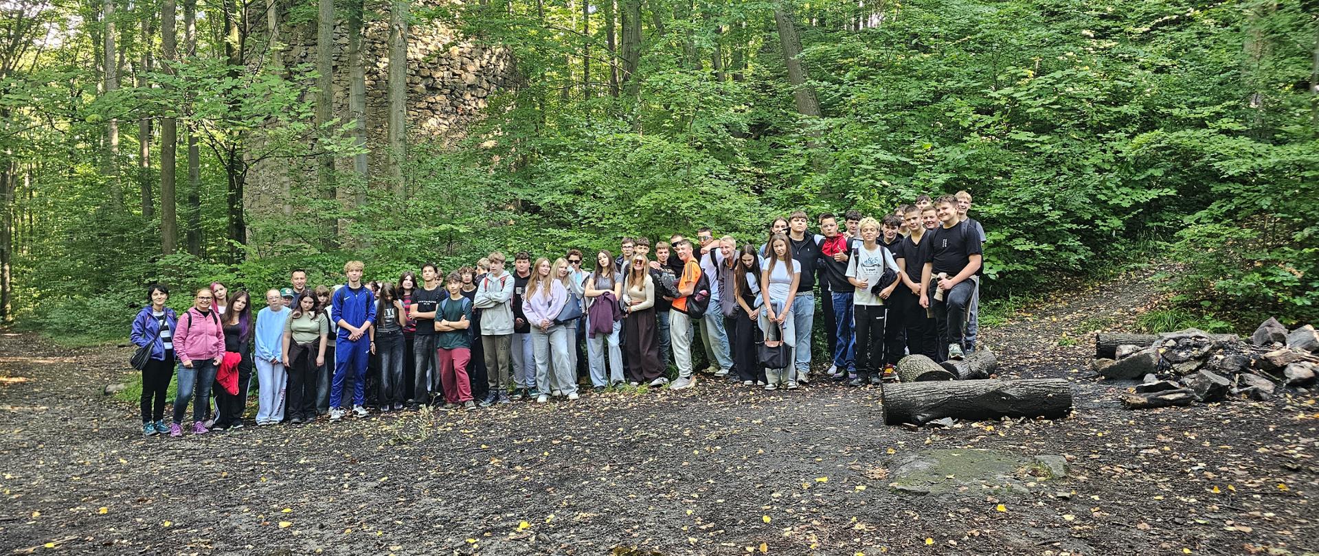 uczniowie klas pierwszych na pikniku w Książańskim Parku Krajobrazowym "Rezerwat Deisy"