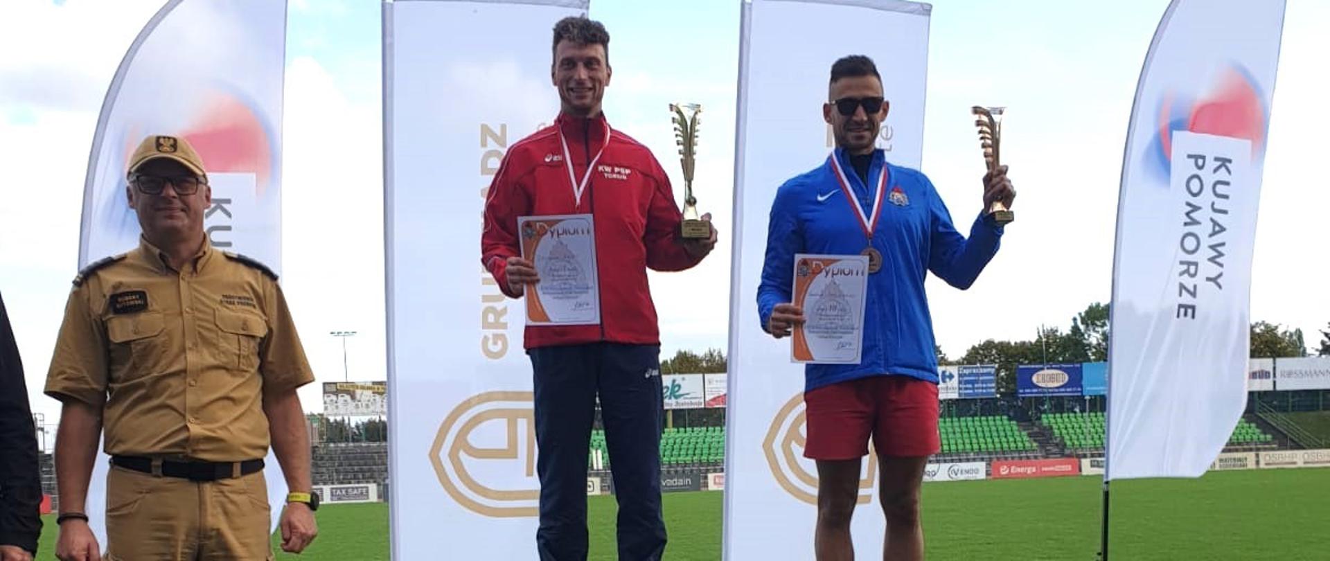 W dniu 30 września br. w Grudziądzu odbyły się XXVIII Mistrzostwa Polski Strażaków PSP w Biegu Ulicznym. Kadrę województwa mazowieckiego reprezentował mł.kpt. Rafał Smoliński funkcjonariusz naszej komendy, który w klasyfikacji generalnej mężczyzn ( kategoria B 30-39 lat) na dystansie 10 km zajął 3 miejsce. Podium zagwarantowało mu przebiegniecie wspomnianego dystansu w czasie 34 min 51 sekund !!!
Wielkie Gratulacje!!! Dla mł.kpt. Rafała Smolińskiego, który realizując swoją pasję jaką jest bieganie odnosi kolejne sukcesy na szczeblu powiatowym, wojewódzkim i krajowym. Trzymamy kciuki i Życzymy kolejnych sukcesów!!!
Opracował: Oficer Prasowy Komendanta Powiatowego PSP w Przasnyszu kpt. Piotr Kuligowski.
Zdjęcia: mł.kpt. Rafał Smoliński.
