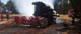 Pożar kombajnu.Widok trwających działań gaśniczych.