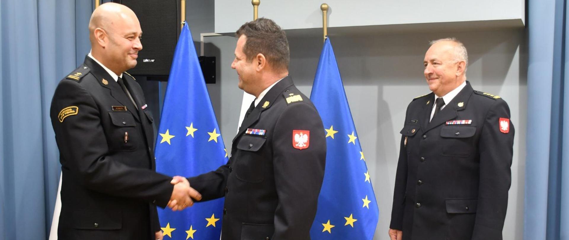 na zdjęciu widoczny MKW powołujący na Z-cę KM bryg. Michała Płachtę. w tle Komendant Miejski PSP m.st. Warszawy 