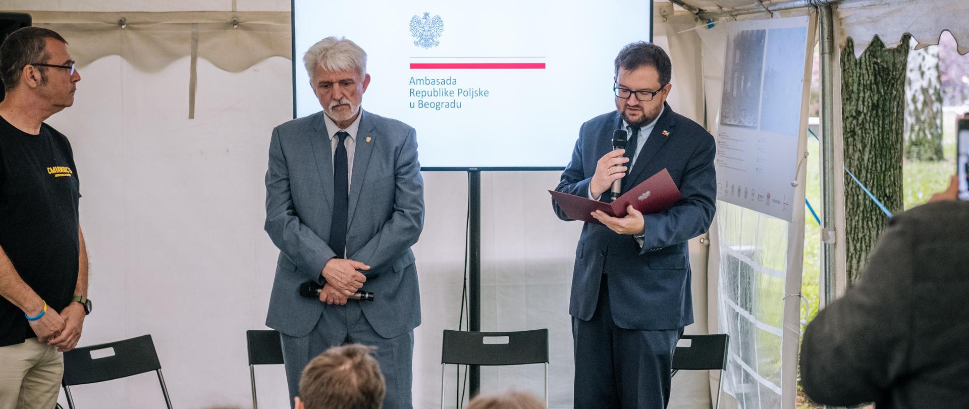 U okviru književnog festivala „Krokodil”, koji se održava jednom godišnje u prestonici Srbije, prikazana je izložba „Varšava – Marijupolj – gradovi ruševine, gradovi borbe, gradovi nade”. Izložbu su zajedno otvorili ambasadori Poljske i Ukrajine.