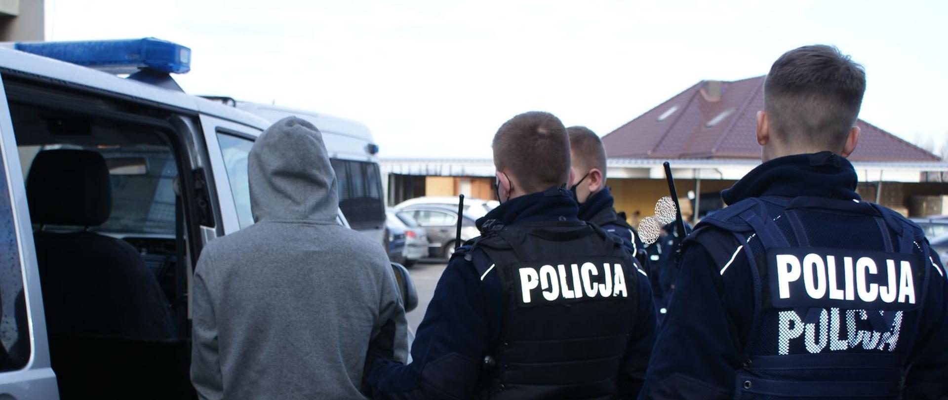 Zatrzymanie podejrzanego przez funkcjonariuszy policji