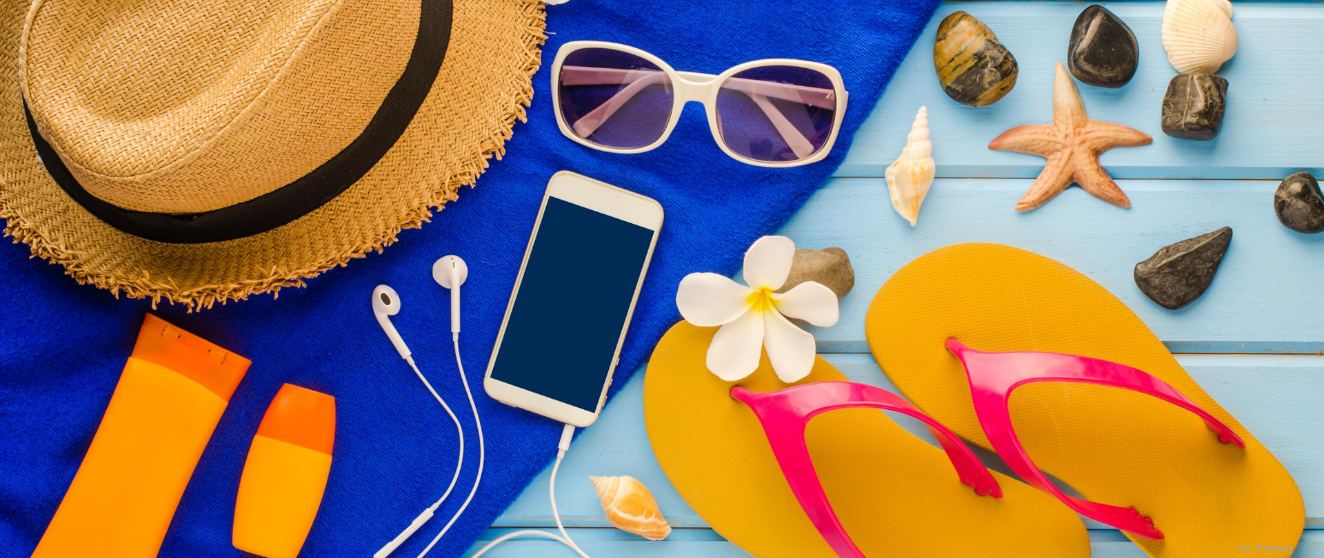 Grafika przedstawiająca balsam do opalania, telefon ze słuchawkami, letnie klapki oraz muszle i słomkowy kapelusz.