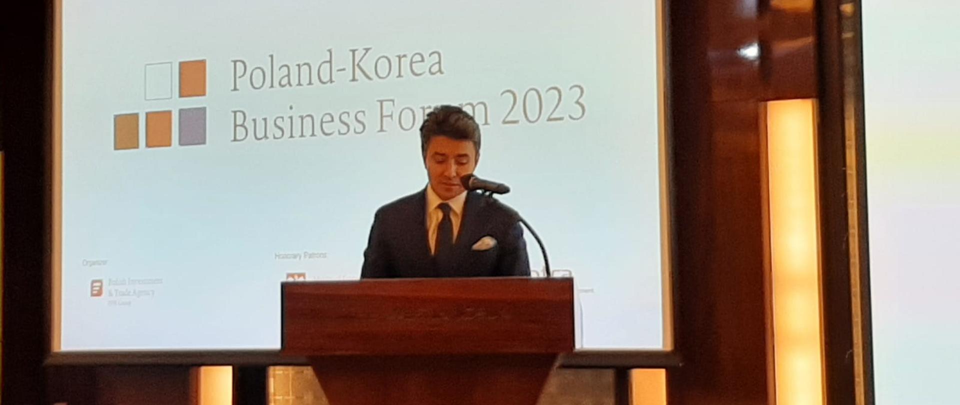 Pan Aleksander Siemaszko, zastępca dyrektora Departamentu Handlu i Współpracy Międzynarodowej przemawia podczas Forum Biznesu Polska-Korea w Seulu.