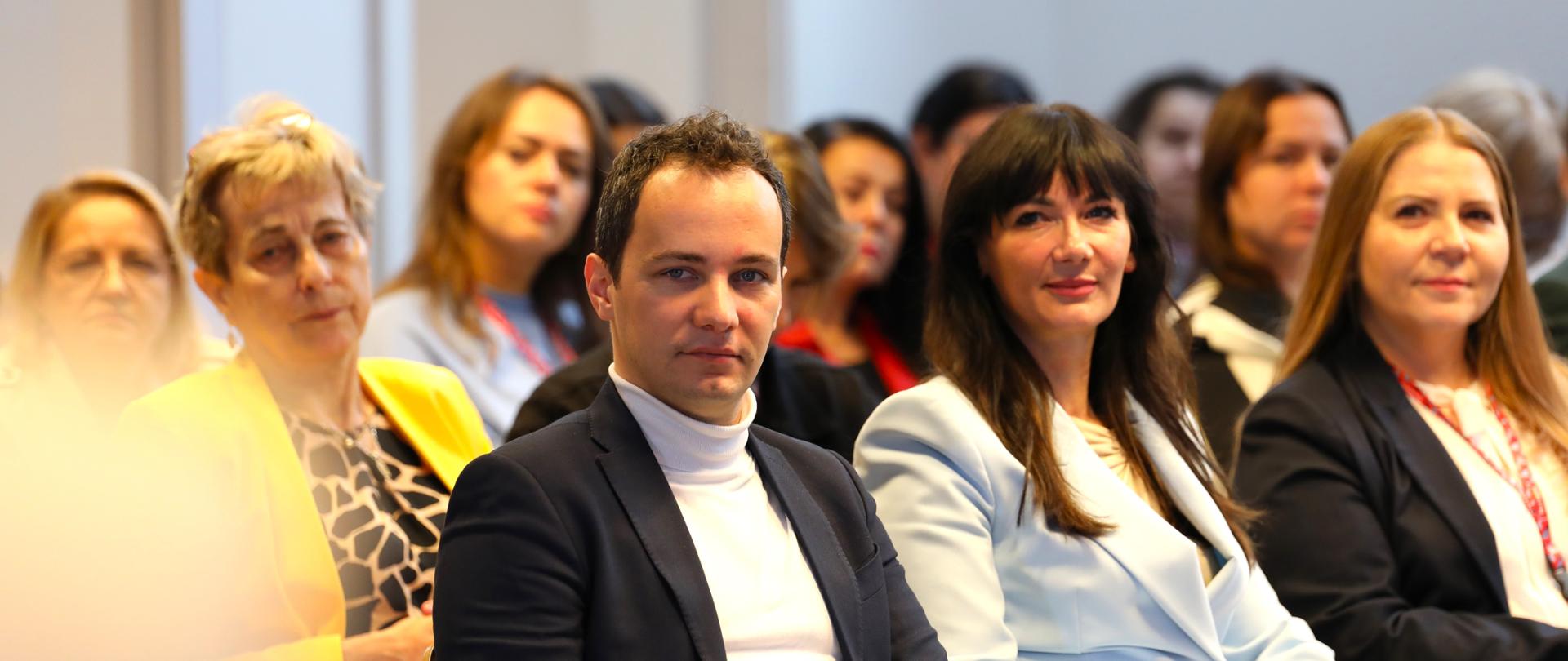 Na zdjęciu widać kobiety i mężczyzn