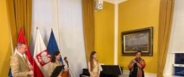 Pamiątkowe zdjęcie z koncertu w Ambasadzie RP w Hadze. Od lewej stoją: Inez Popko z Polski (flet i fortepian), Tim Wintersohl z Niemiec, Elsa Le Moigne z Francji (wiolonczela), Ambasador RP Margareta Kassangana