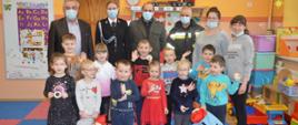 Konkurs plastyczny. Przedszkole w Sobiałkowie. Wspólne zdjęcie przedszkolaków z organizatorami konkursu oraz wychowawczyniami. 
