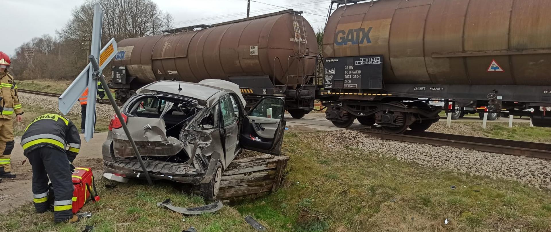 Rozbity samochód po uderzeniu przez pociąg. 